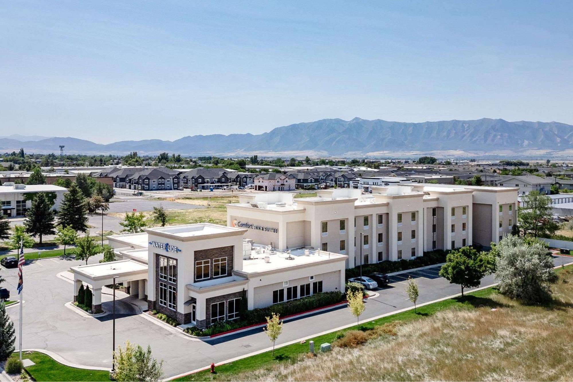 Comfort Inn & Suites Logan Near University מראה חיצוני תמונה