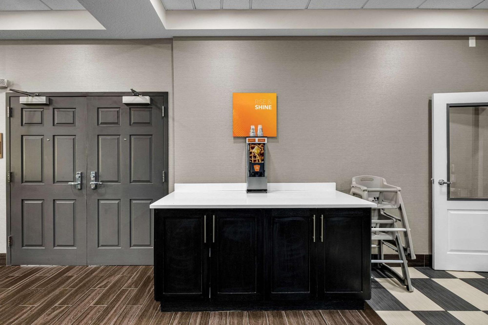 Comfort Inn & Suites Logan Near University מראה חיצוני תמונה