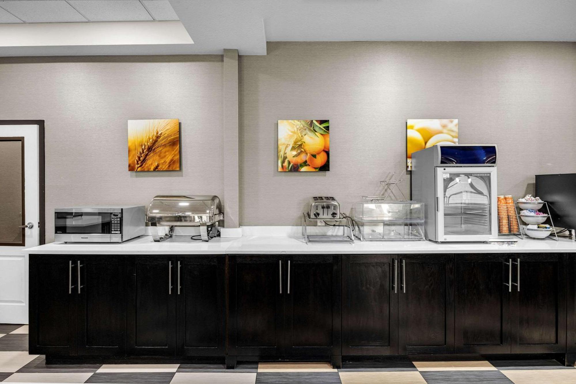 Comfort Inn & Suites Logan Near University מראה חיצוני תמונה