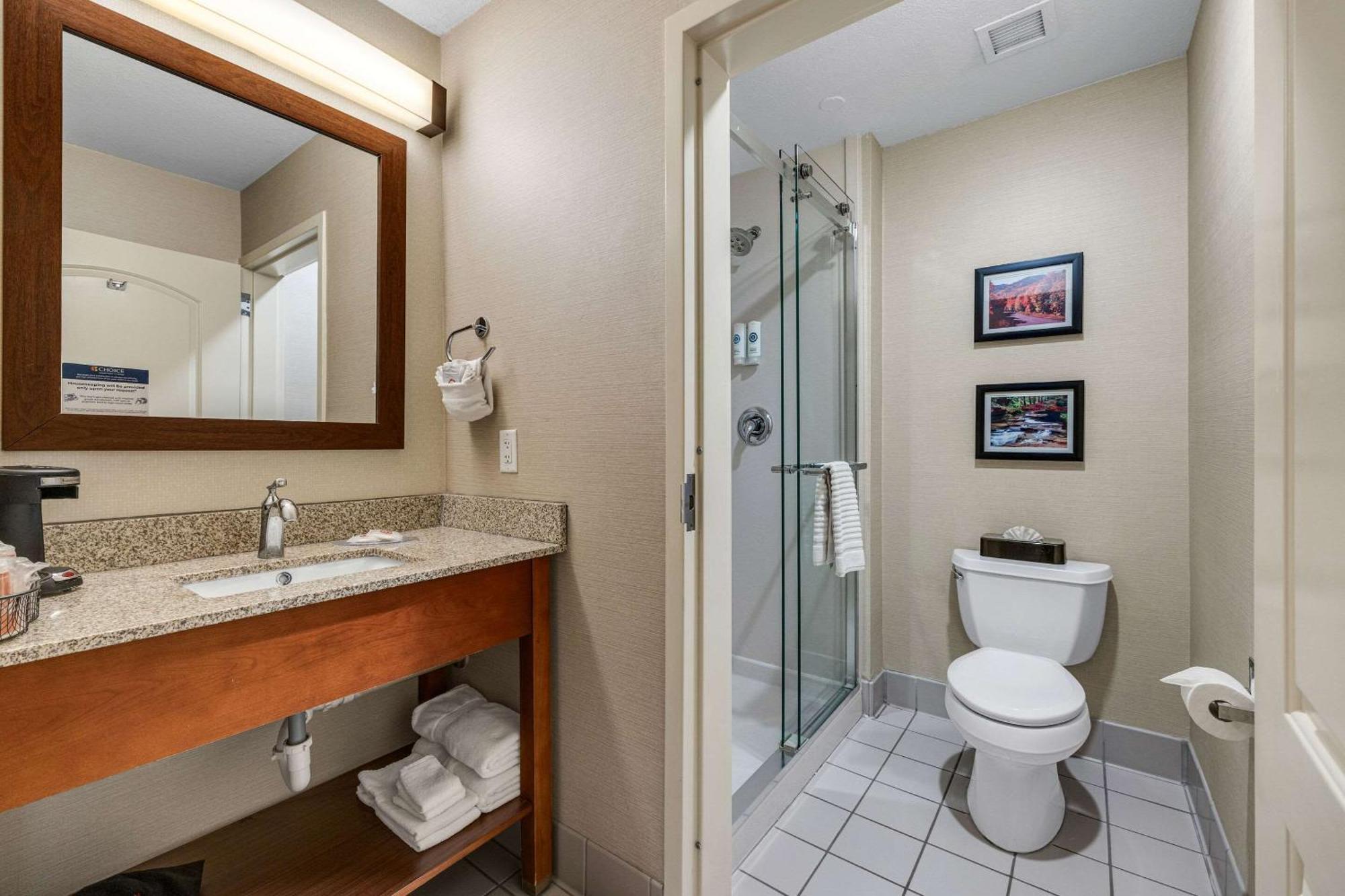 Comfort Inn & Suites Logan Near University מראה חיצוני תמונה