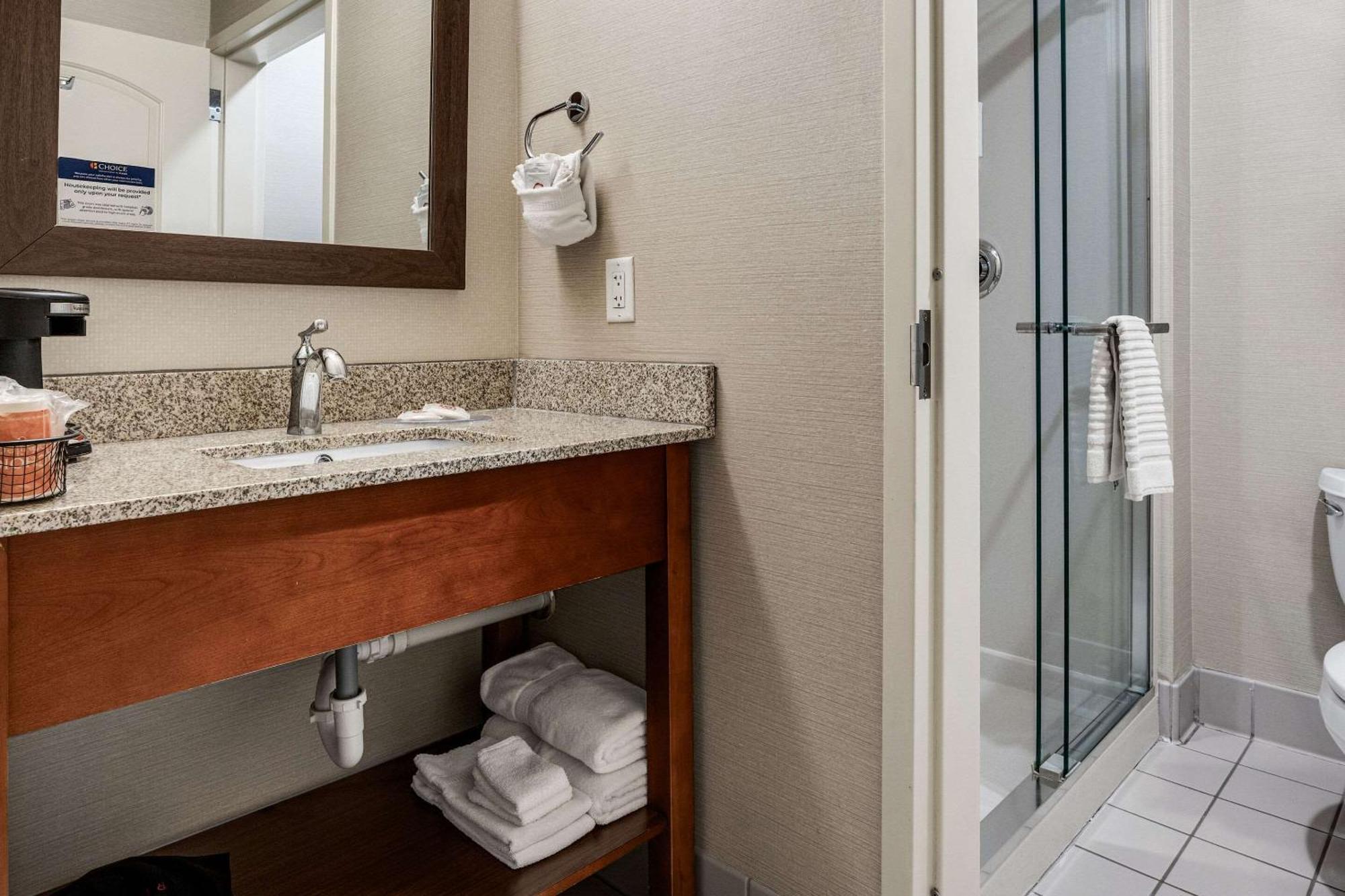 Comfort Inn & Suites Logan Near University מראה חיצוני תמונה